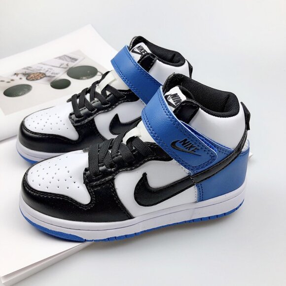 Nike SB Dunk Low Low-Top Sneakers In Black And White - Picture 8 of 9